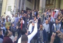 المصلون بمسجد الفتح يحولون الهتافات ضد مرسي لمظاهرة تأييد (متلفز)