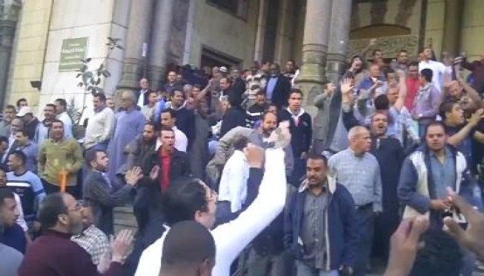 المصلون بمسجد الفتح يحولون الهتافات ضد مرسي لمظاهرة تأييد (متلفز)