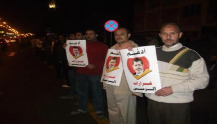 وقفة تأييد لقرارات الرئيس بصلاح سالم (صور)