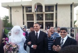 عروسان يتقدمان صفوف الاستفتاء في قطر (صور)