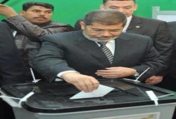 الرئيس مرسي يدلي بصوته في الاستفتاء على الدستور (متلفز)