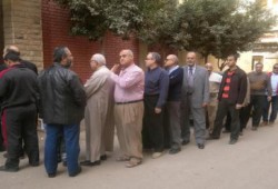 المهندس سعد الحسينى محافظ كفر الشيخ فى طابور الانتخابات للإدلاء بصوته