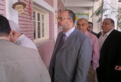 القيادات التنفيذية بالدولة تشارك في الاستفتاء وتقف في صفوف الناخبين