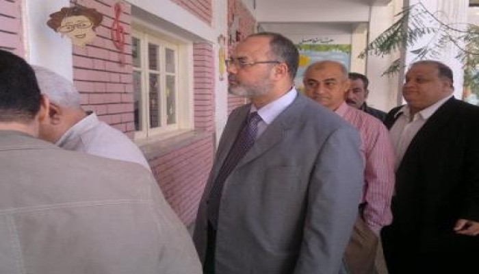 القيادات التنفيذية بالدولة تشارك في الاستفتاء وتقف في صفوف الناخبين
