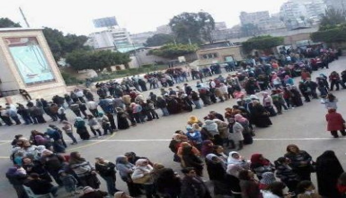 بالصور الشعب المصري يضرب أروع الأمثلة في الحضارة والرقي  في طوابير الانتخاب