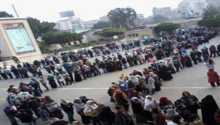 بالصور الشعب المصري يضرب أروع الأمثلة في الحضارة والرقي  في طوابير الانتخاب