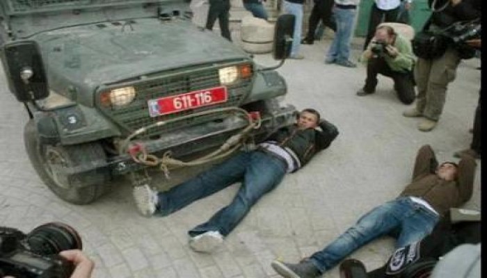 الفلسطينيون يمنعون بأجسادهم هدم الجيش الصهيوني للنصب التذكاري المصري
