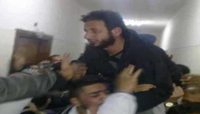 لحظة الإفراج عن الناشط السياسي أحمد عرفة (متلفز)