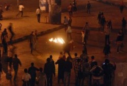 مشاجرة بين المتظاهرين والباعة الجائلين بالتحرير وإذاعة المنصة تتوقف