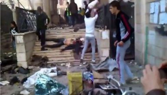 أهالي مخيم اليرموك في سوريا يصلون الجمعة وصلاة الغائب في مسجد عبدالقادرالمدمر