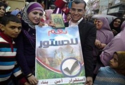 حفل خطوبة تحت شعار نعم للدستور أمام اللجنة الانتخابية بالقناطر