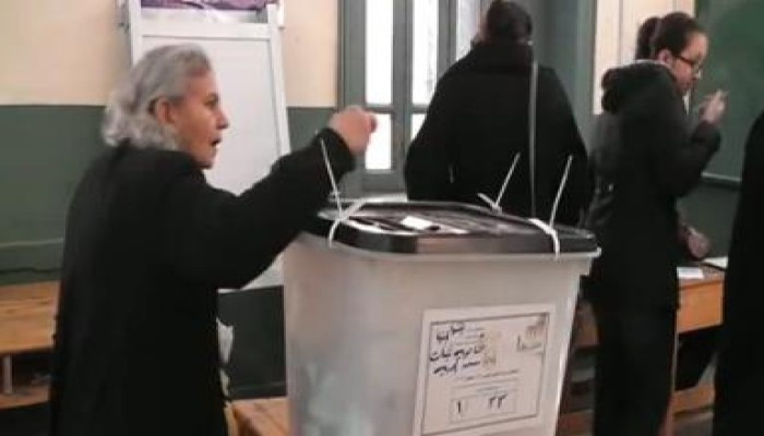 أقباط يسرقون أوراق  التصويت الإنتخابية  (متلفز)
