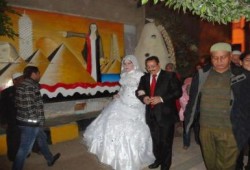 عروسين يدلون بأصواتهم  بنعم في الاستفتاء بالمنوفية