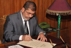 الرئيس يوقع على وثيقة مرسوم انفاذ الدستور