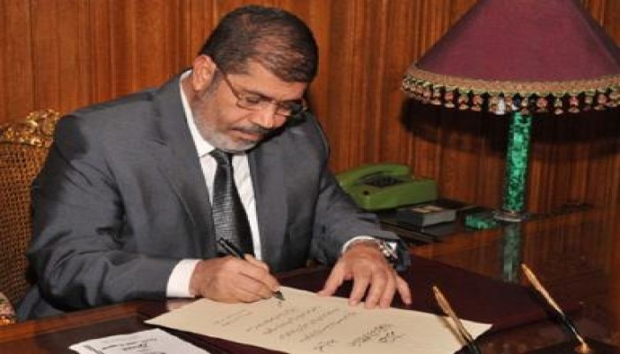 الرئيس يوقع على وثيقة مرسوم انفاذ الدستور