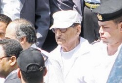 حبس صفوت الشريف15 يوما  بتهمة الإسناد بالأمر المباشرعلى نحو أضر بالمال العام