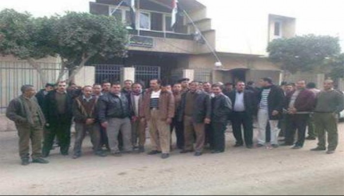 أمناء وأفراد شرطة يغلقون قسم دسوق للمطالبة بإقالة رؤسائهم المتواطئين مع البلطجية