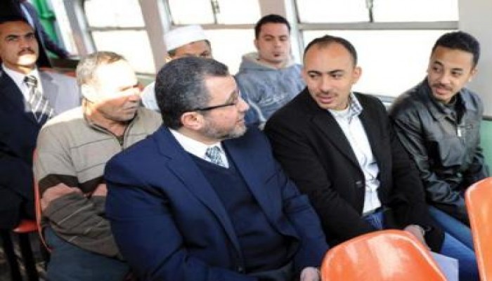 رئيس الوزراء يتفقد الأتوبيس النهري ويجري حوارا مع المواطنين