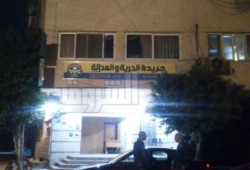 ميليشيات شفيق والبرادعي وحمدين يحاصرون جريدة الحرية والعدالة وسط تجاهل نقابة الصحفيين