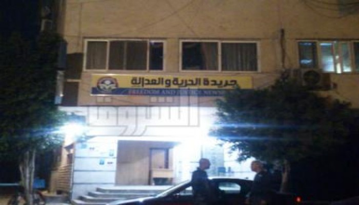 ميليشيات شفيق والبرادعي وحمدين يحاصرون جريدة الحرية والعدالة وسط تجاهل نقابة الصحفيين