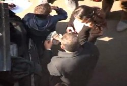 "بطريقة مريبة" رجل يوزع آلاف الجنيهات على بعض الشباب (متلفز)