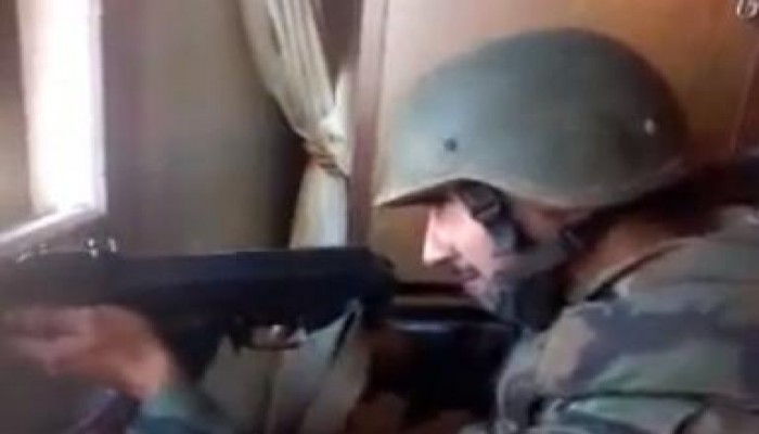 أحد جنود بشار يصور نفسه وهو يقنص المدنيين فيتلقى رصاصة في وجهه (متلفز)