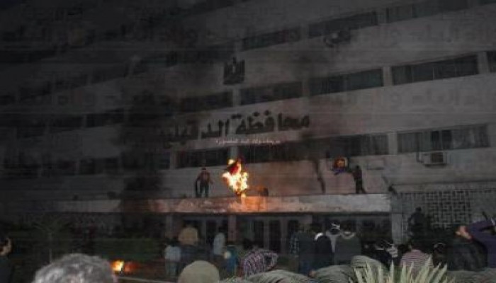 ميليشيات جبهة الإنقاذ .. تحرق علم مصر في مبنى محافظة الدقهلية !!