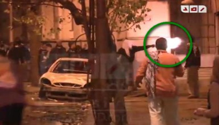 ملثم يطلق الخرطوش من وسط المتظاهرين على قوات الشرطة بكورنيش النيل (متلفز)