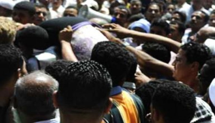 متظاهرو التحرير يتحرشون بمذيعة ويمزقون ملابسها