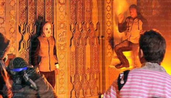 ميليشيات جبهة الانقاذ يحاولون اقتلاع باب قصر الاتحادية الرئاسى بواسطة "ونش"