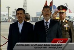الرئيس مرسي يستقبل نجاد لدى وصوله القاهرة للمشاركة بالقمة الإسلامية