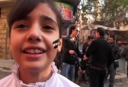 طفلة سورية تغني للحرية لتقاطعها قذيفة هاون جيش الاسد (متلفز)