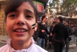 طفلة سورية تغني للحرية لتقاطعها قذيفة هاون جيش الاسد (متلفز)