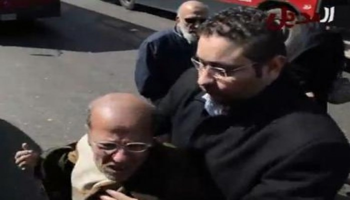 شخص يهاجم البرادعي صارخاً "هتخربوا مصر"