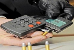 اكتشاف مسدس على هيئة "هاتف محمول" وأخر على شكل "خاتم يد" وسكين على شكل "مشط" (صور)