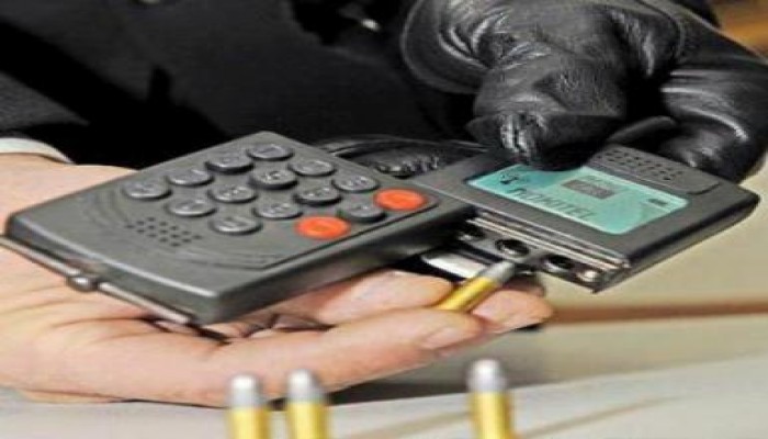 اكتشاف مسدس على هيئة "هاتف محمول" وأخر على شكل "خاتم يد" وسكين على شكل "مشط" (صور)