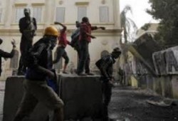مليشيات جبهة الإنقاذ يكسرون سيارات الشرطة في التحرير