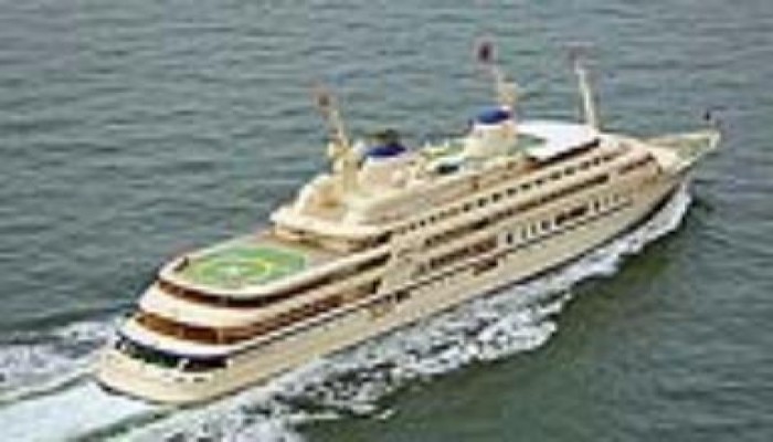 ثالث اكبر يخت في العالم يعبر قناة السويس في طريقة للبحر المتوسط