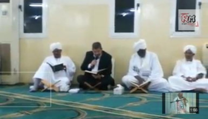 رئيس الجمهورية في مقرأة للقرآن بأحد مساجد السودان "متلفز"