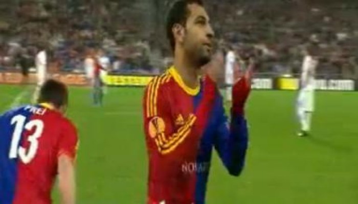 حفاوة جماهير "بازل" السويسرى باللاعب المصرى "محمد صلاح" عند خروجه (متلفز)