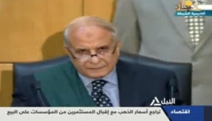 المحكمة تتنحى عن نظر قضية مبارك ونجليه ووزير داخليته لاستشعارها الحرج (متلفز)