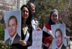 أنصار المخلوع يعتدون علي أهالي الشهداء ويحطمون سيارة المحامي