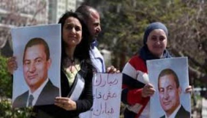 أنصار المخلوع يعتدون علي أهالي الشهداء ويحطمون سيارة المحامي