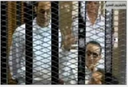 النيابة العامه تطلب تقريرا عاجلا عن حاله مبارك الصحية لنظر امكانيه نقله الى سجن طرة