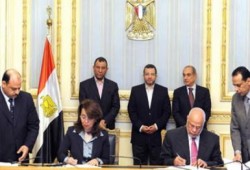 قنديل يشهد توقيع 11 عقدا لتمويل مشروعات كثيفة العمالة