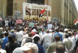 عشرات الآلاف يهتفون أمام دار القضاء العالي "الشعب يريد تطهير القضاء"