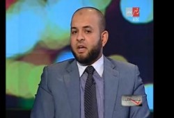 الدكتور أحمد عارف يقبل رأس نبيل زكي "متلفز "
