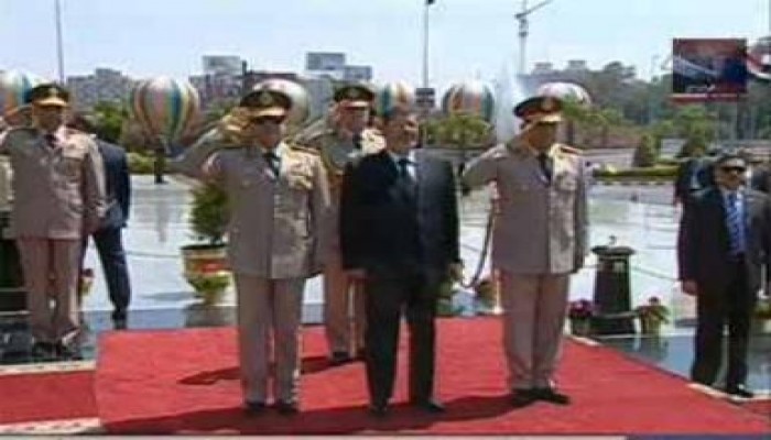 الرئيس يضع الزهور على النصب التذكارى بمناسبة تحرير سيناء (متلفز)