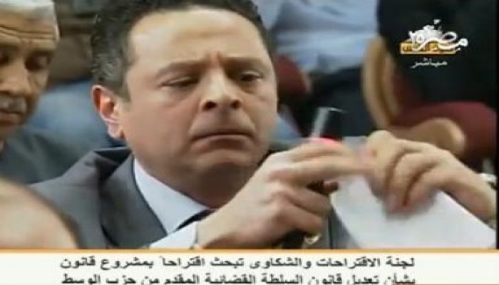 عضو بالشورى يمزق انذار "الزند" على الهواء مباشرة (متلفز)