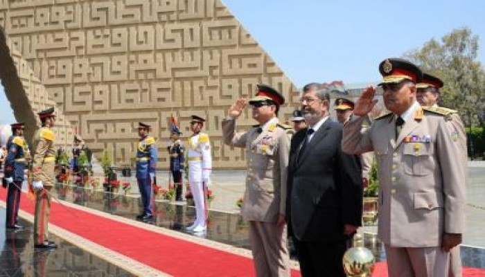 الرئيس مرسي يضع الزهور على قبر الجندي المجهول (صور)